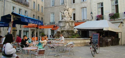 Place à fontaine et terrasses dans l'Écusson de Montpellier